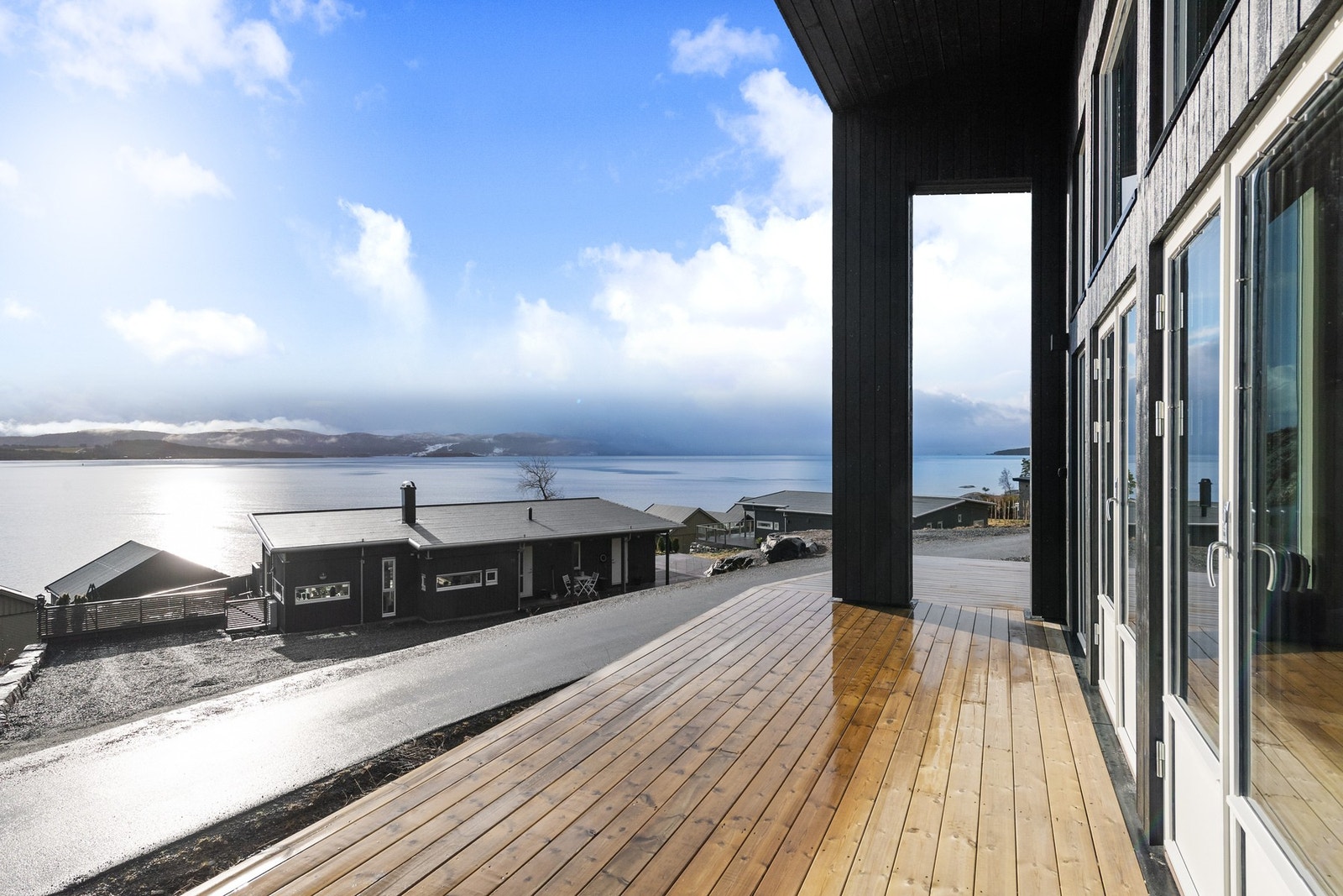 Fra verandaen er det nydelig utsikt til fjorden og 222 fjelltopper Galleribilde