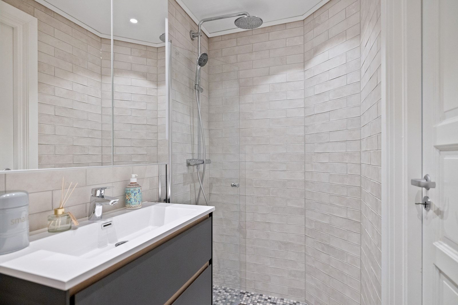 Fin dusj med svingbar glassdør. Galleribilde