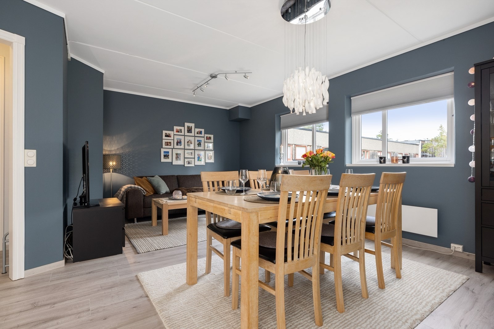 Varme i gulv i stue og kjøkken. Galleribilde