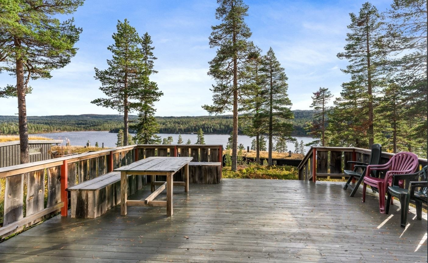 Solrik fellesterrasse med vending mot syd og Sandvann nedenfor. Galleribilde