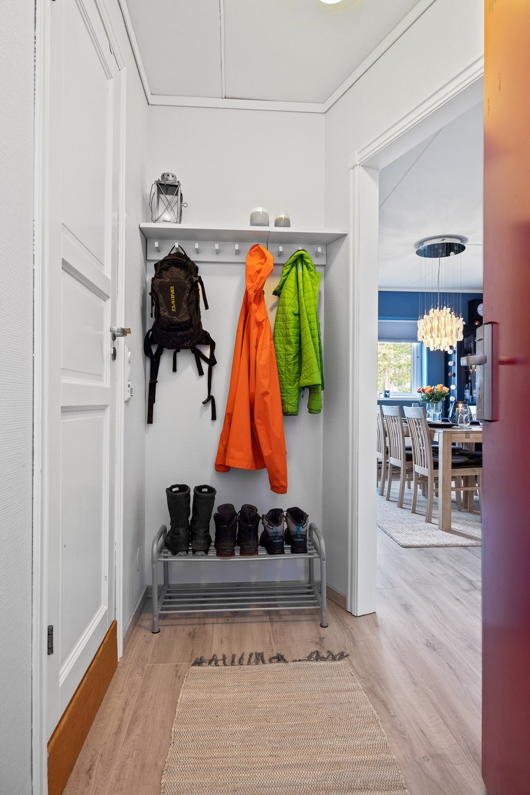Entre med plass for yttertøy og sko. Galleribilde