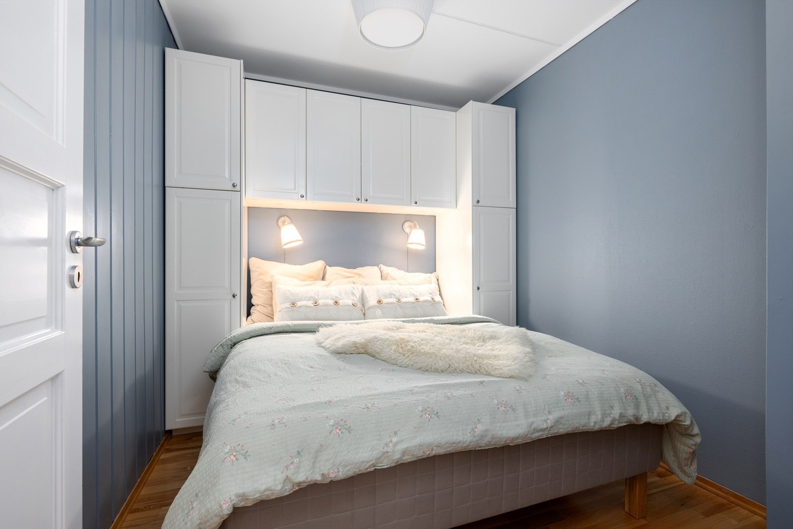 Rom uten vindu. Ikke godkjent som soverom. Fin skapinnredning for oppbevaring av klær. Galleribilde