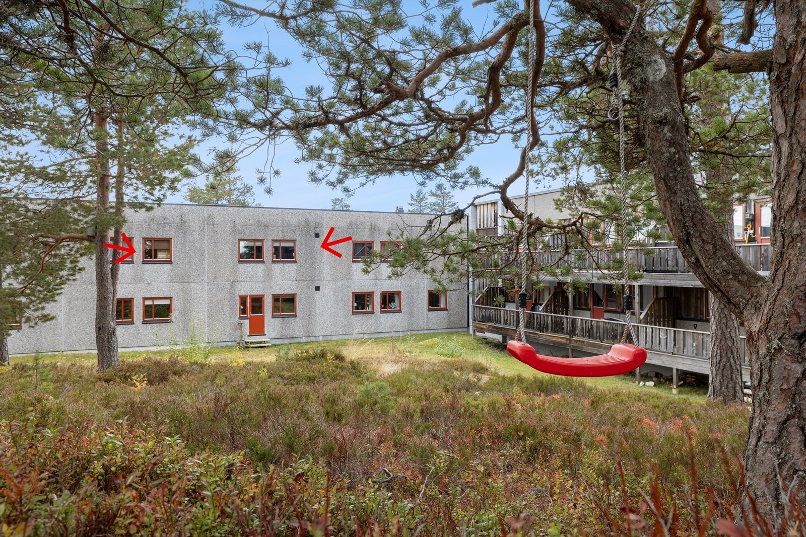 Leiligheten ligger inntil idyllisk felles uteområde. Galleribilde