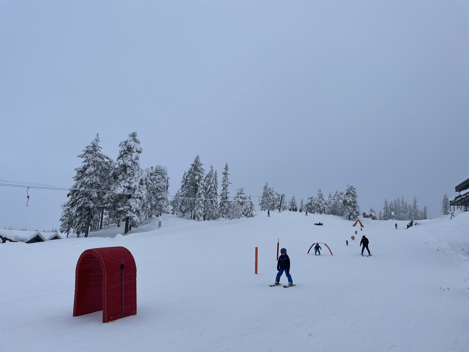 Barnebakken rett utenfor med betjent skitrekk. Galleribilde