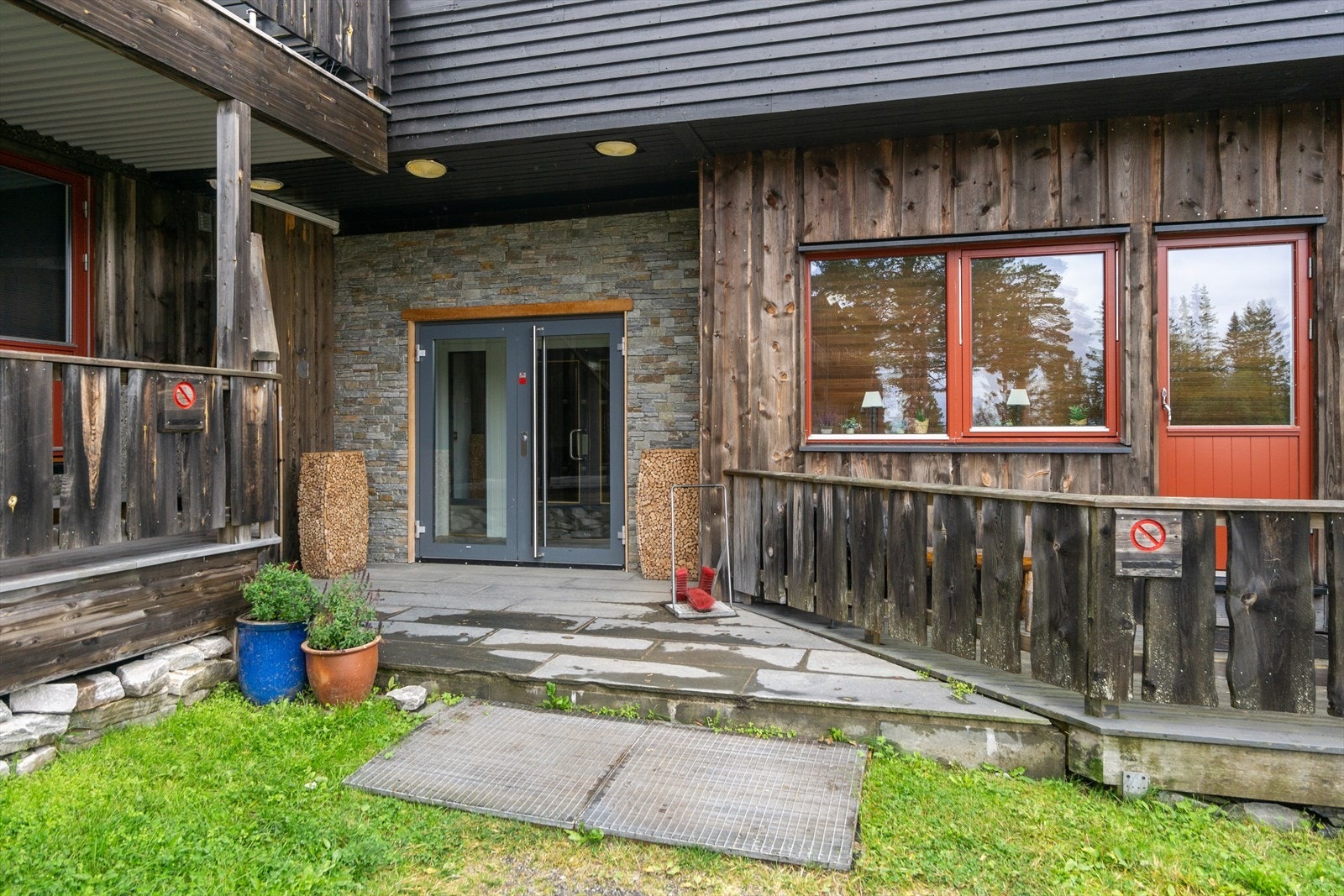 Velkommen inn! Hovedinngang med kodelås. Galleribilde