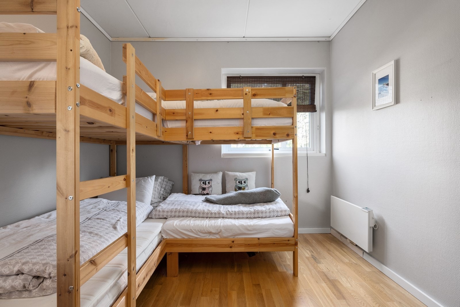 Soverom med stor familiekøye. Galleribilde