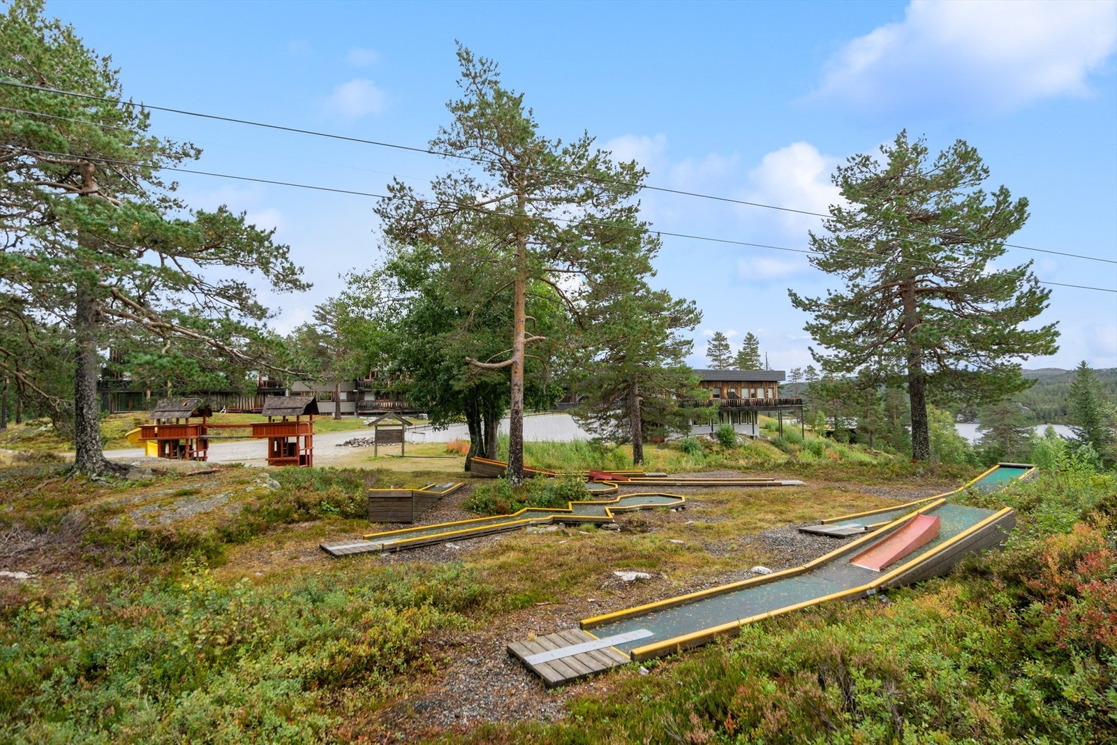 Sameiet har egen minigolf. Køller og baller for gratis utlån. Galleribilde
