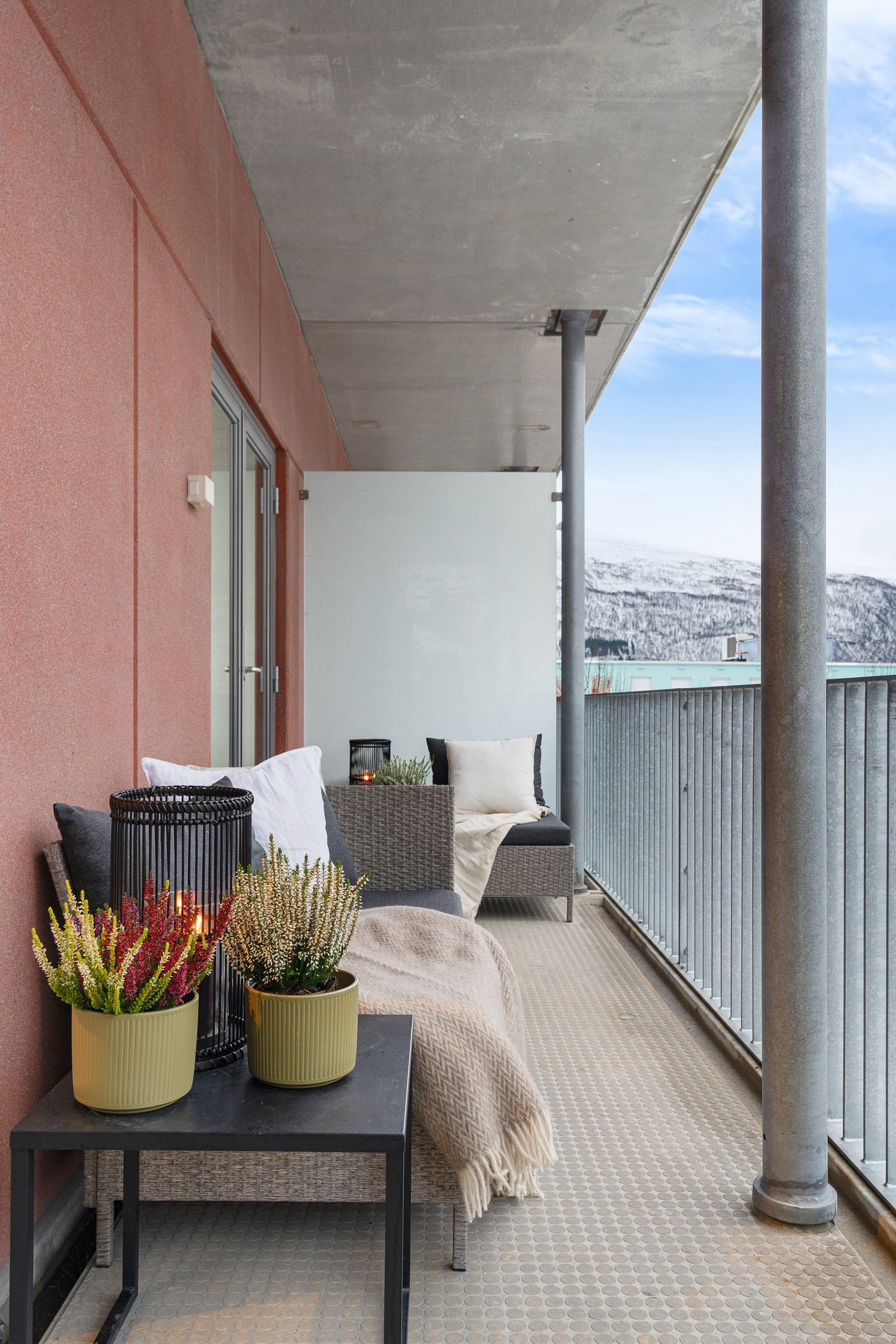 Balkongen er takoverbygd med plass til utemøbler, beplantning og grill!