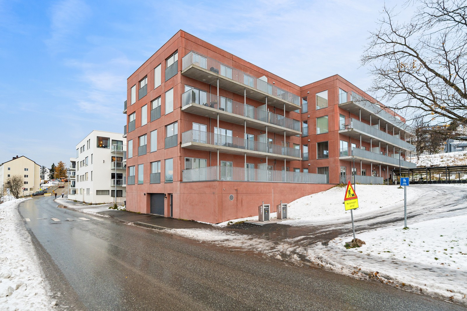 Fra leiligheten har du gangavstand til alt av sentrums fasiliteter, samt nærhet til flotte turområder og busstopp med hyppige avganger.