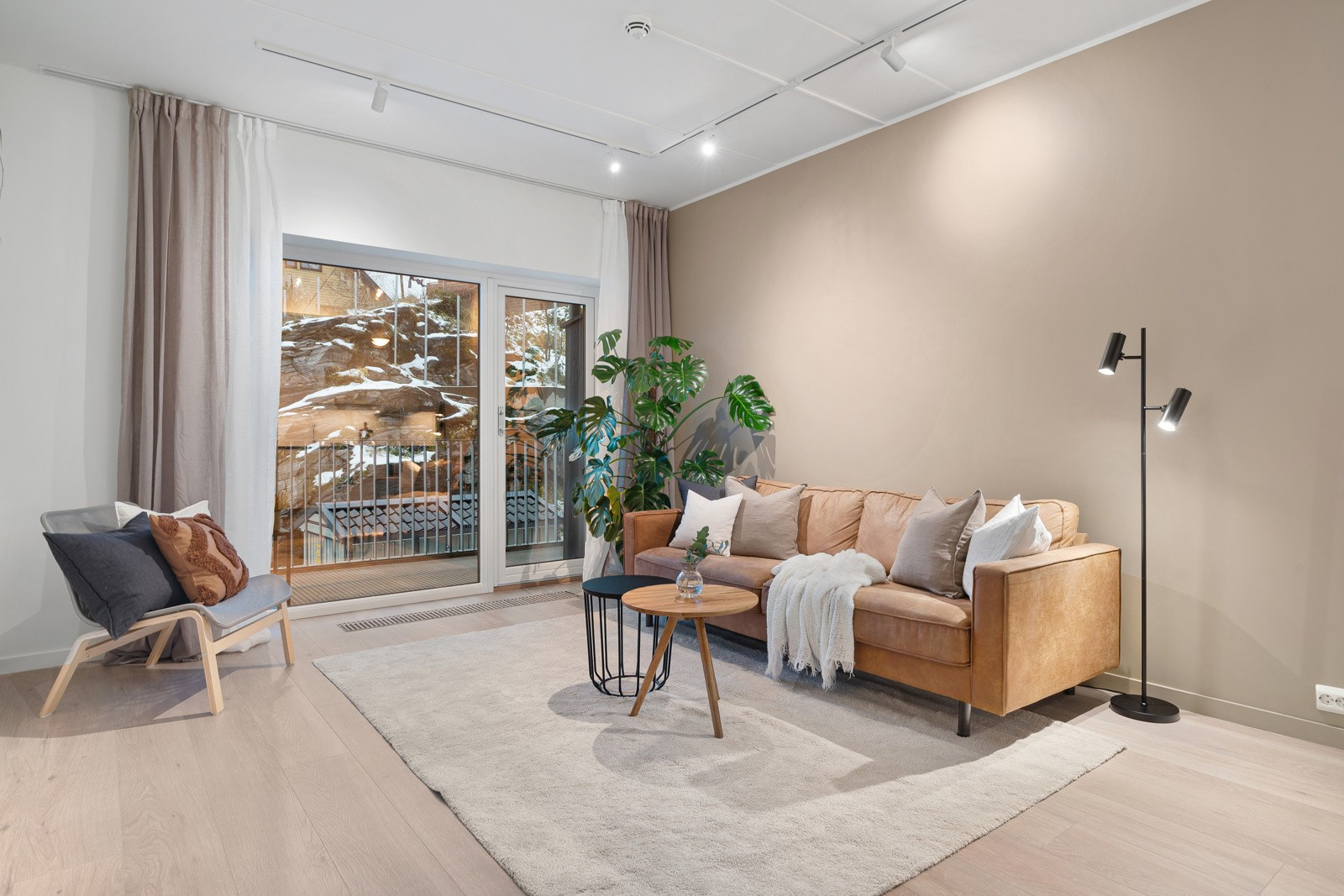 Stuen er lys og romslig med god plass til sofa med tilhørende møblement og tv.