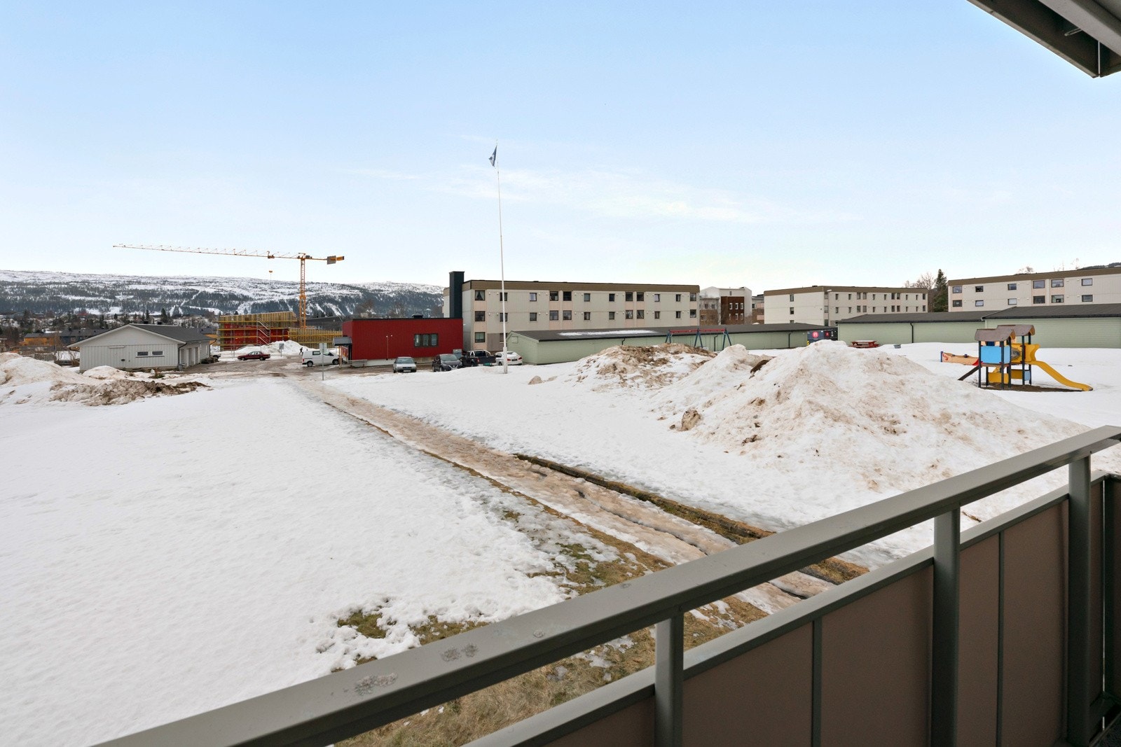 Uteplassen vender ut mot borettslagets friareal. Galleribilde