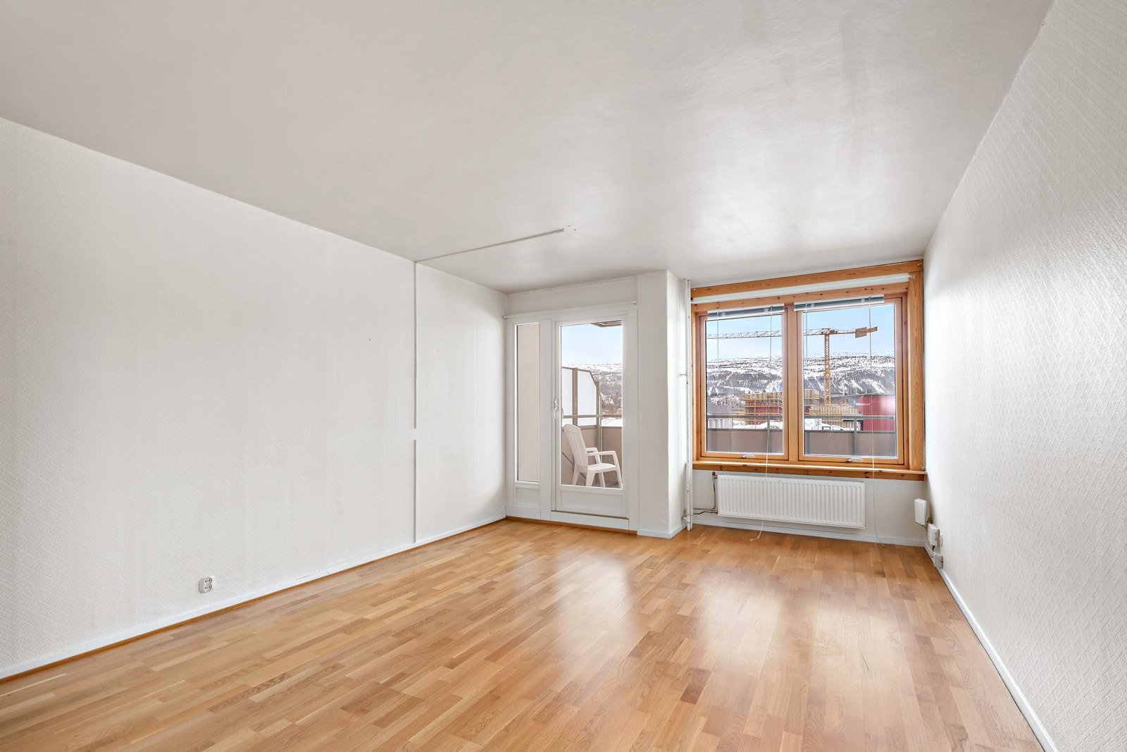 Fra stuen er det direkte utgang til en koselig balkong hvor man kan nyte sene sommerkvelder. Galleribilde