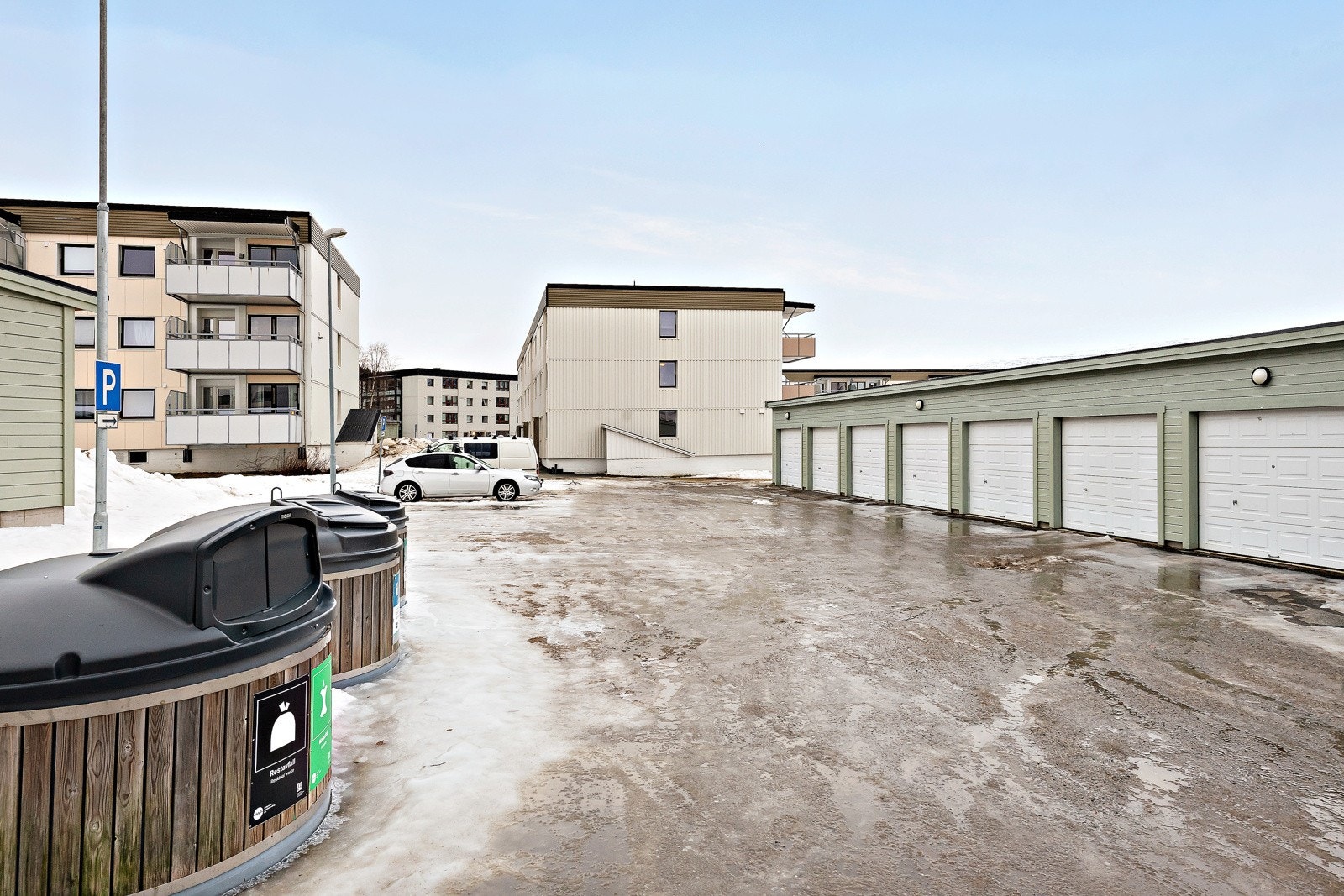 Felles parkering utenfor blokka. Garasje/motorvarmer tildeles etter ventelisteannsienitet. Galleribilde