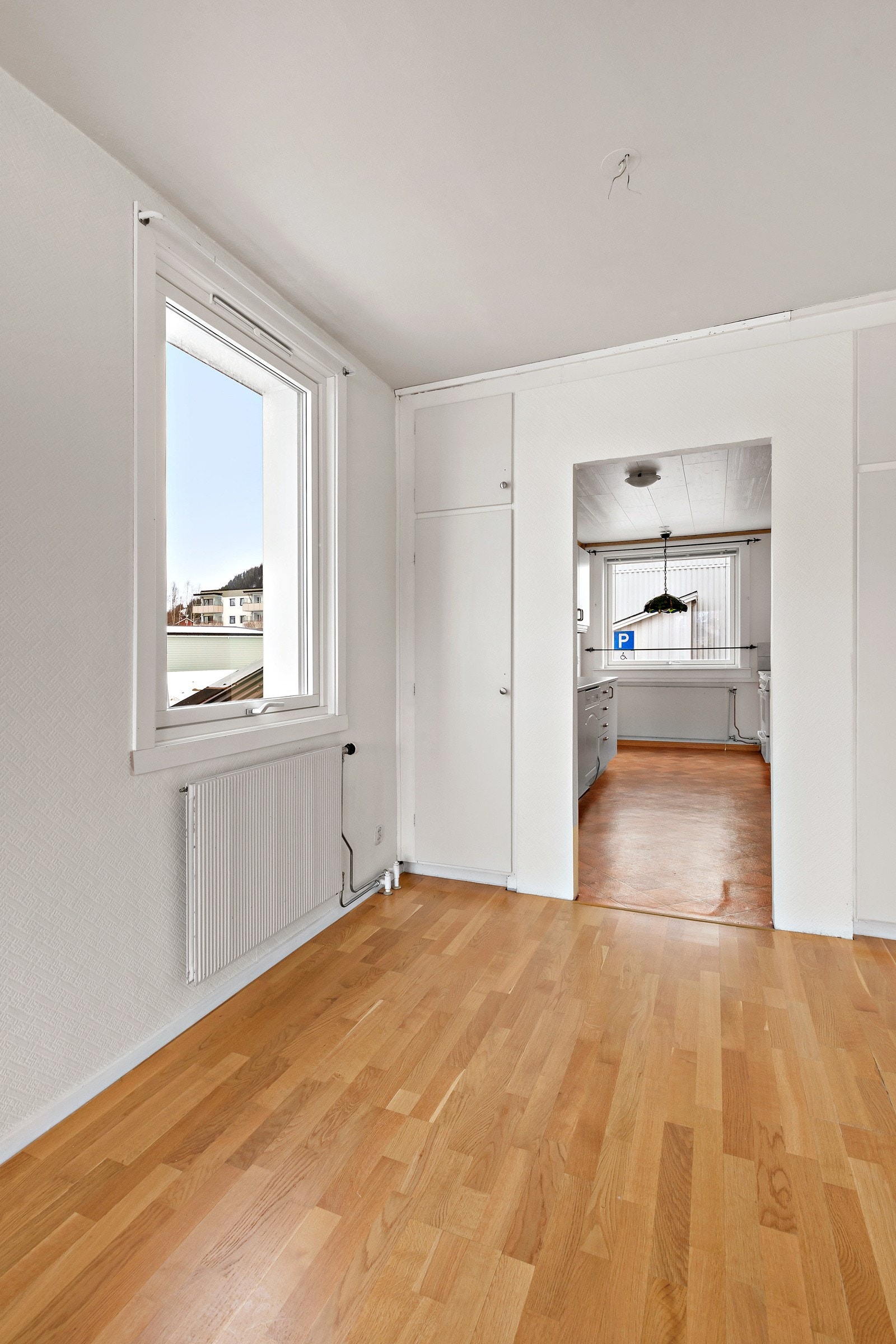Ettersom leiligheten ligger i enden har stua et ekstra vindu. Galleribilde
