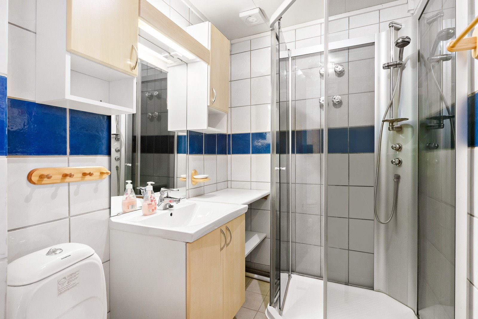 Badet er flislagt og innredet med toalett, baderomsinnredning med heldekkende servant og dusj. Borettslaget har felles vaskerom i kjeller. Galleribilde