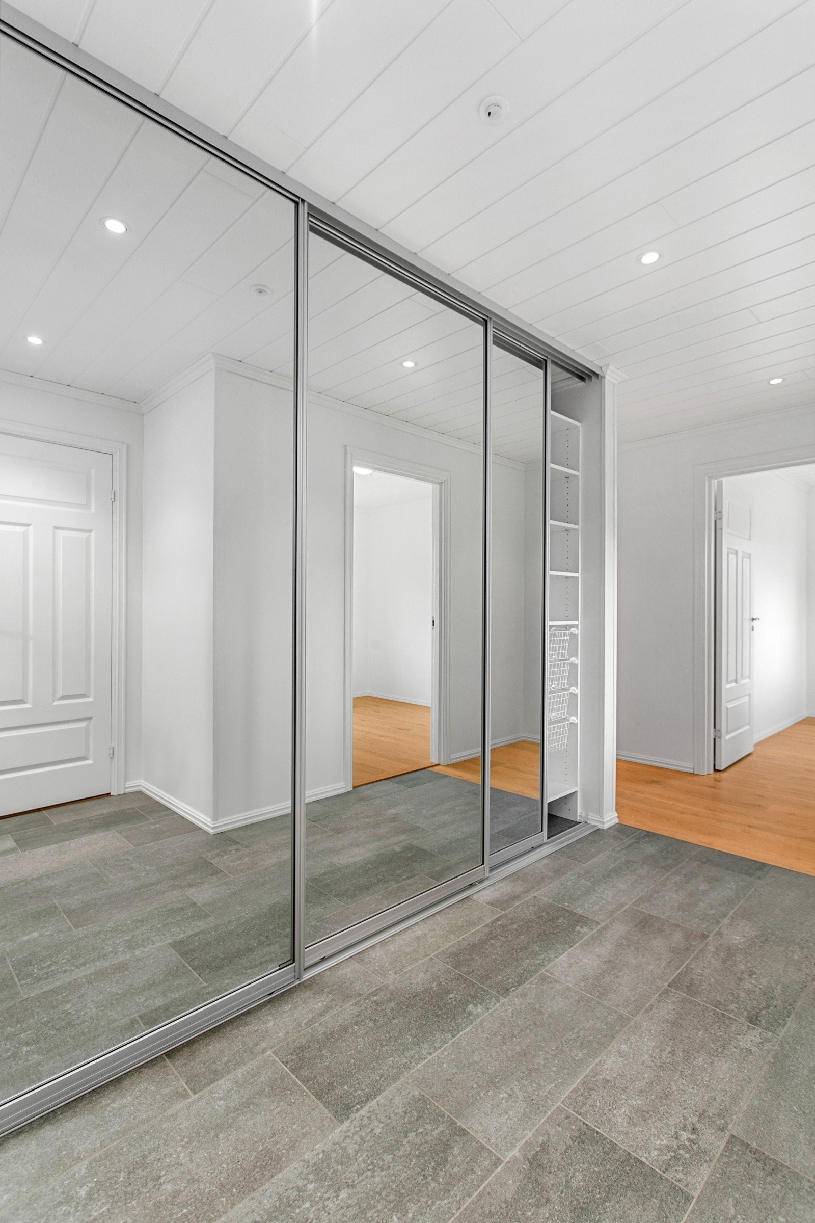 GANG MED SKYVEDØRSGARDEROBE Galleribilde