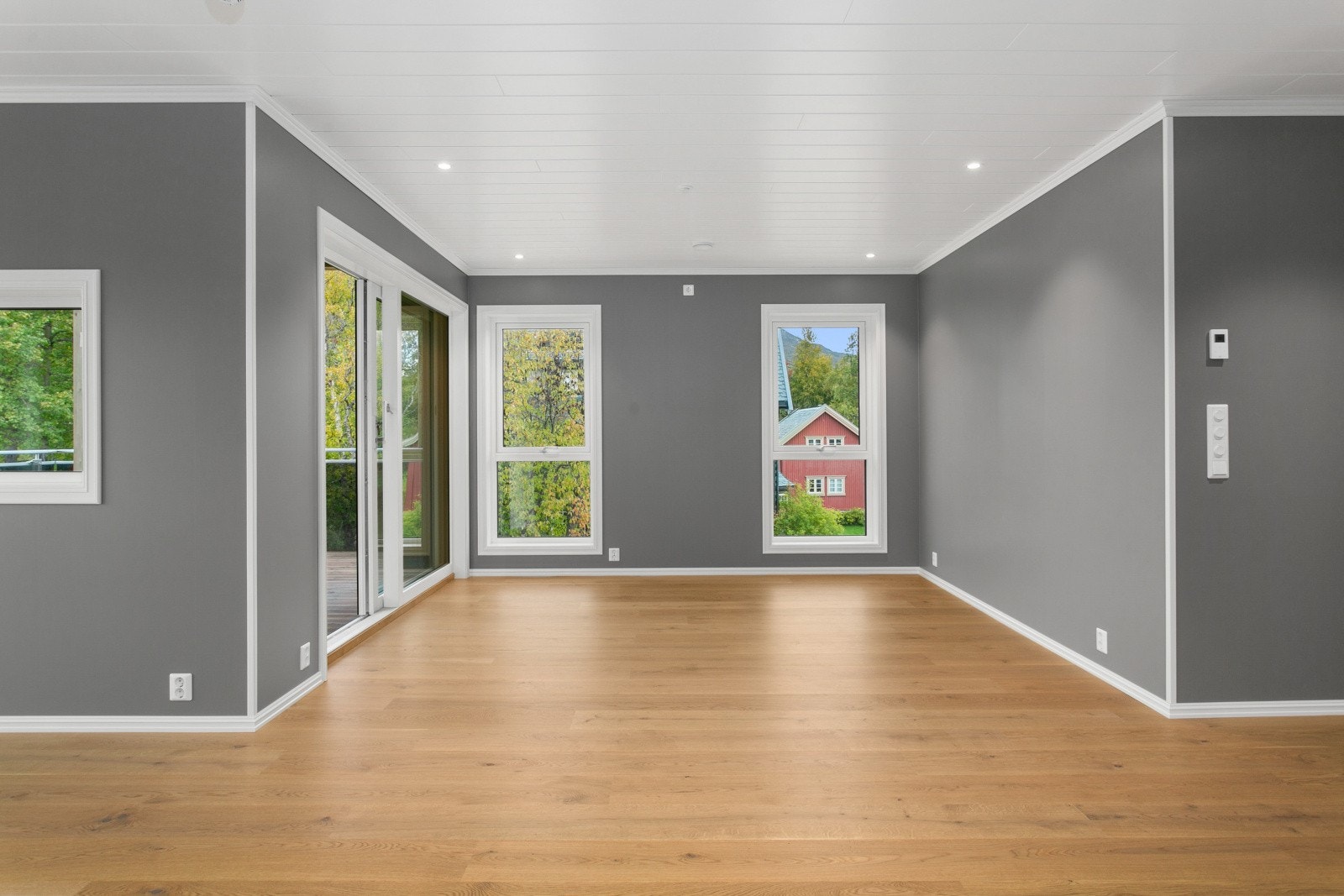 SPISESTUE MOT SKYVEDØR Galleribilde