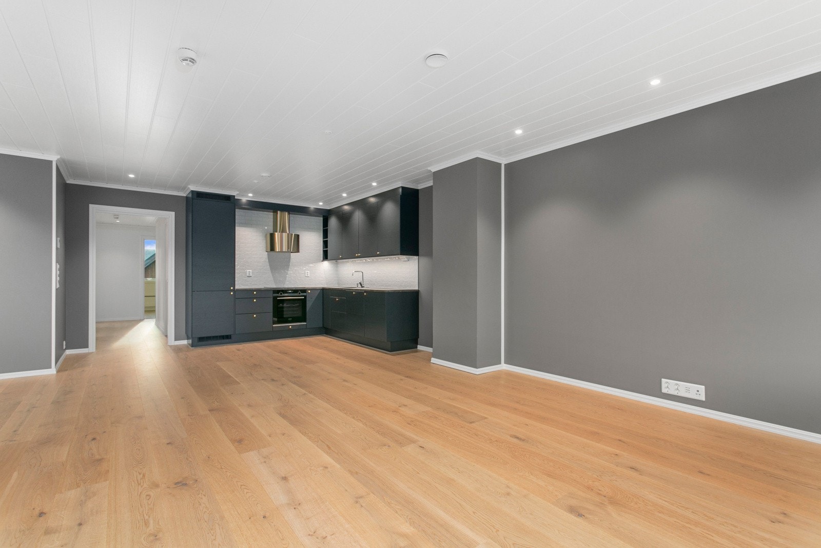 MOT KJØKKEN. KJØKKEN I DENNE LEILIGHETEN ER HVIT. Galleribilde