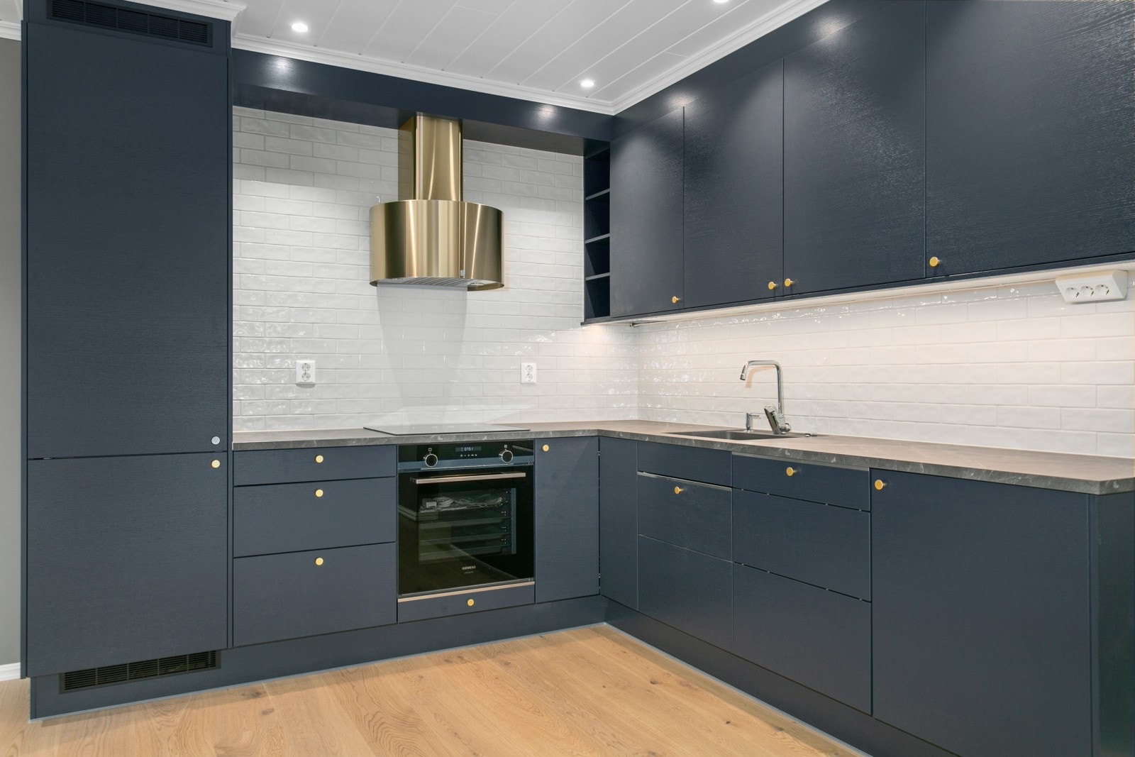 KJØKKEN ER RIKTIG, MEN ER I FARGE HVIT I DENNE LEILIGHETEN. Galleribilde