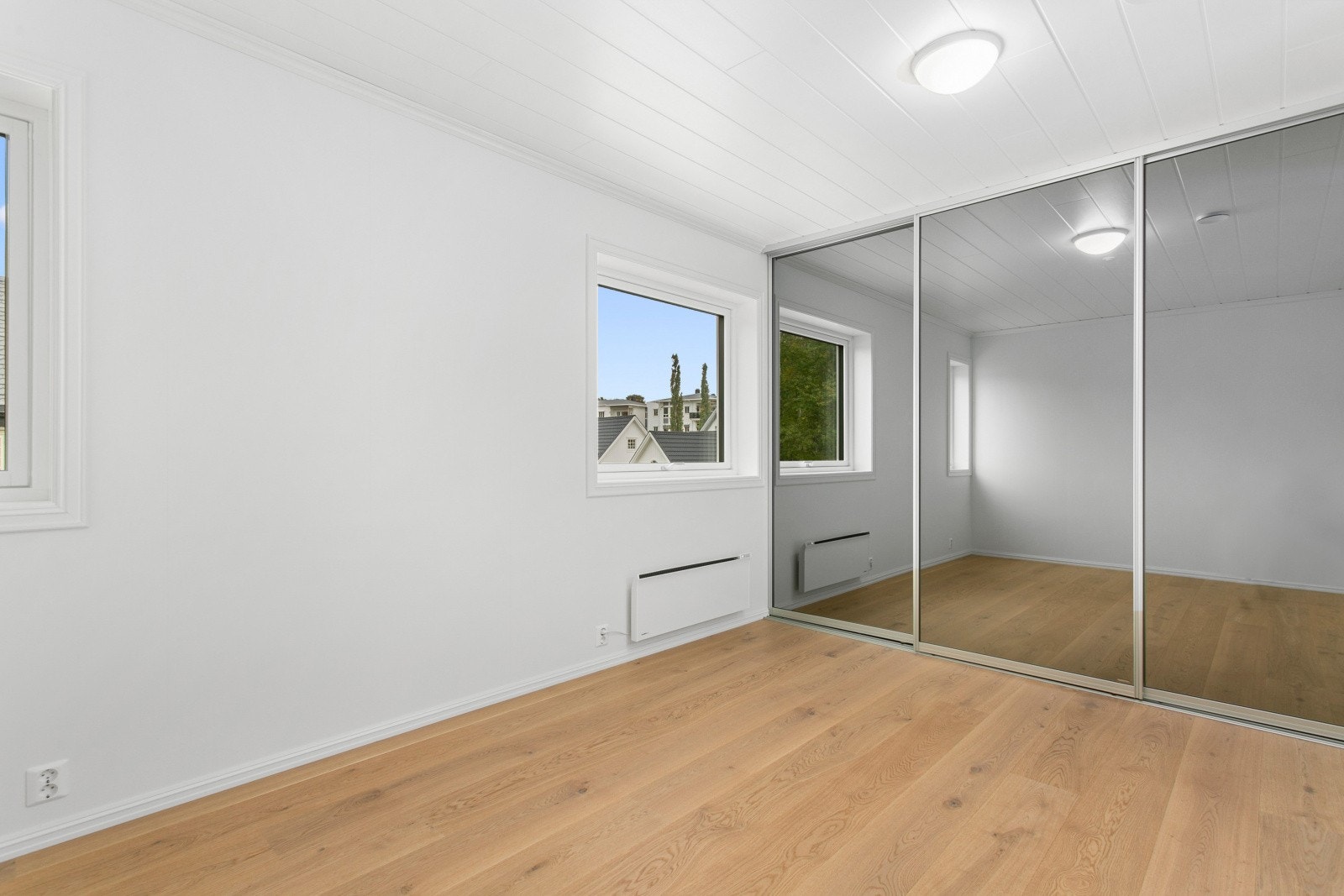 MASTER SOVEROM MED SKYVEDØRSGARDEROBE Galleribilde