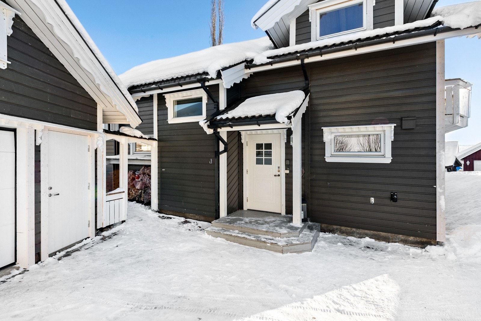 Det ble byttet bordkledning på røstvegg og hele garasjen av fagfolk i 2023. Galleribilde