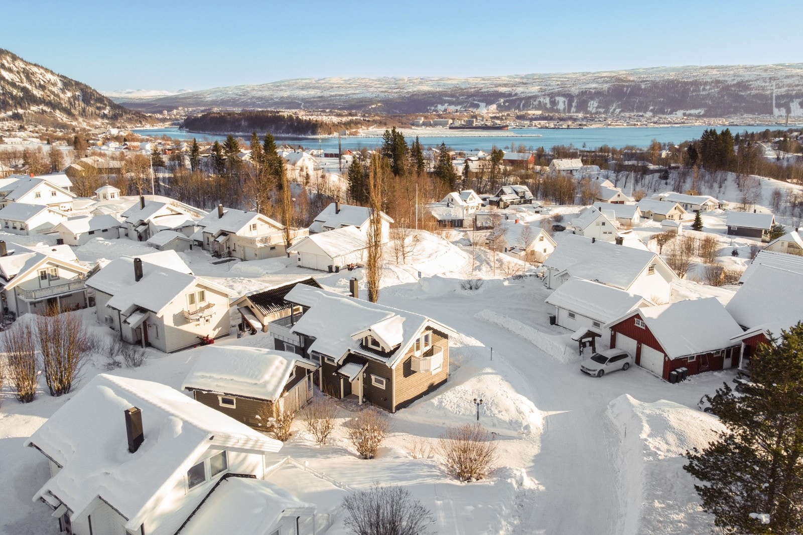 Området bak boligen er regulert til friareal/lekeplass. Barnevennlig og rolig gate med nærhet til både nye Ytteren barneskole og Ytteren idrettshall/-anlegg. Galleribilde