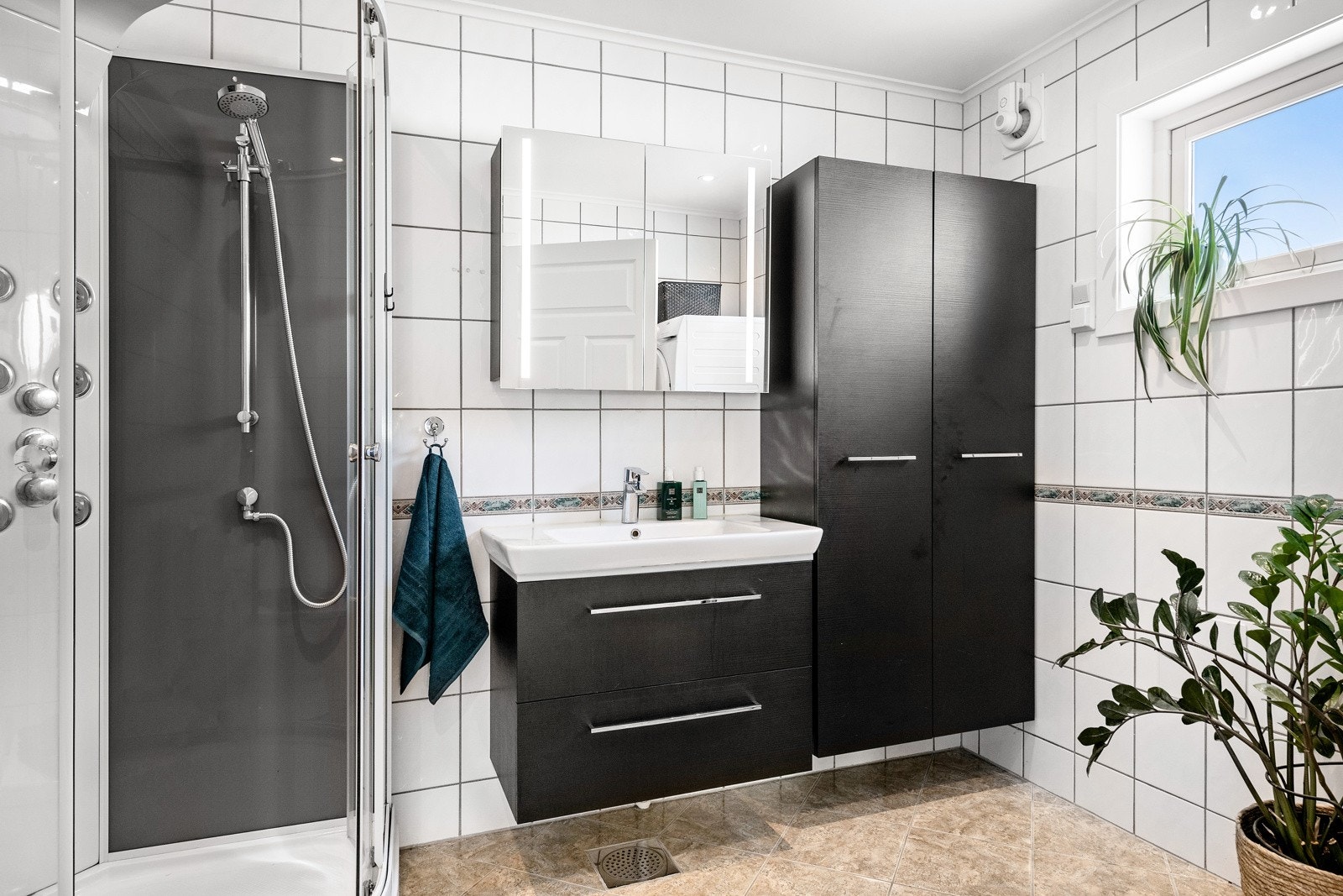 Badet på hovedplan er av god størrelse med flislagte vegger og gulv. Behagelige varmekabler i gulv. Galleribilde