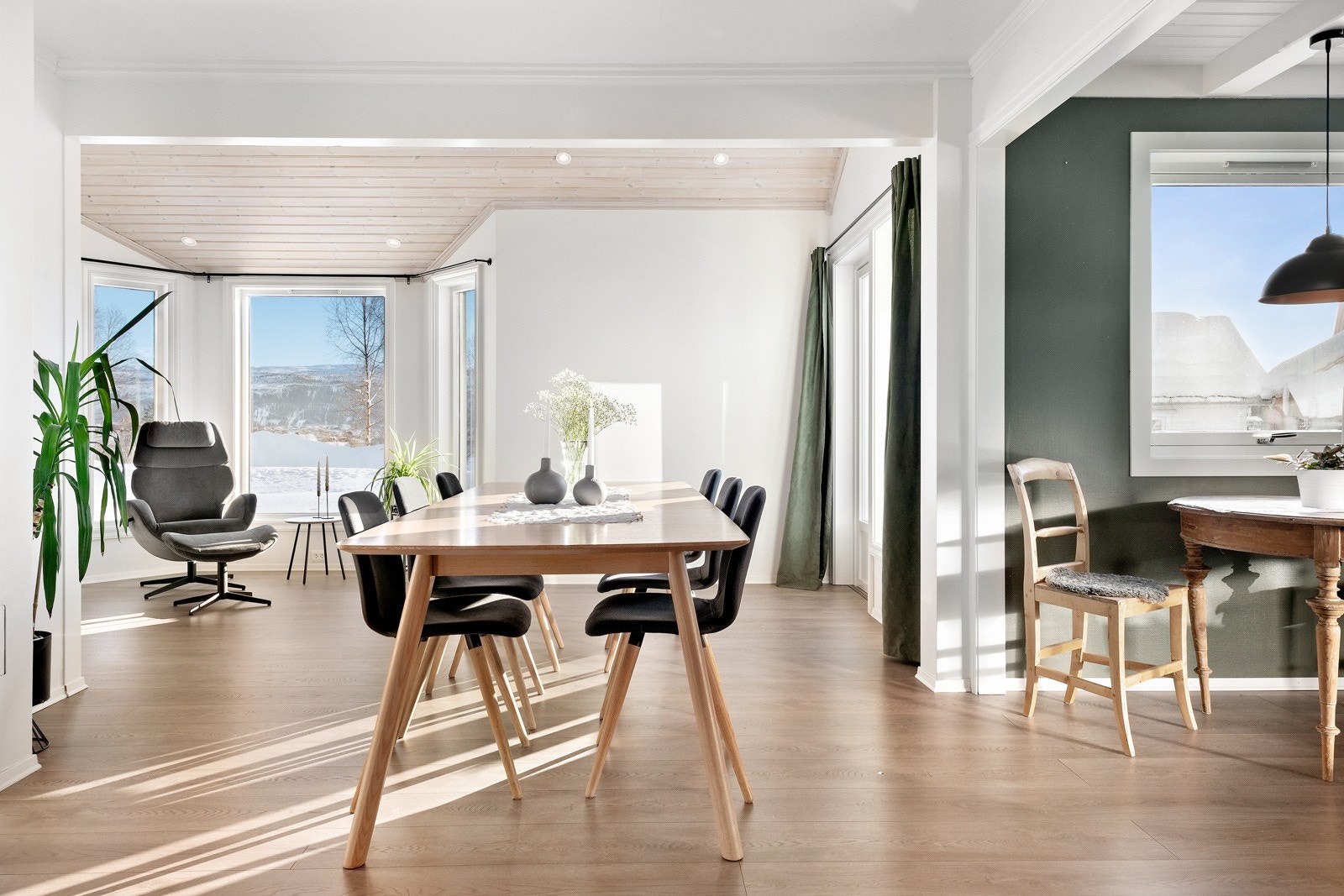 Fra stua er det utgang til en koselig og lun terrasse med direkte tilgang til hagen. Galleribilde