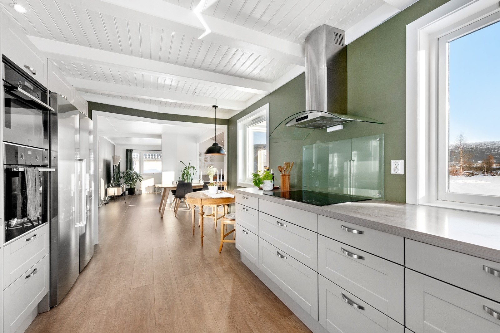 I tillegg til romslig spisestue er det plass til et mindre frokostbord. Galleribilde