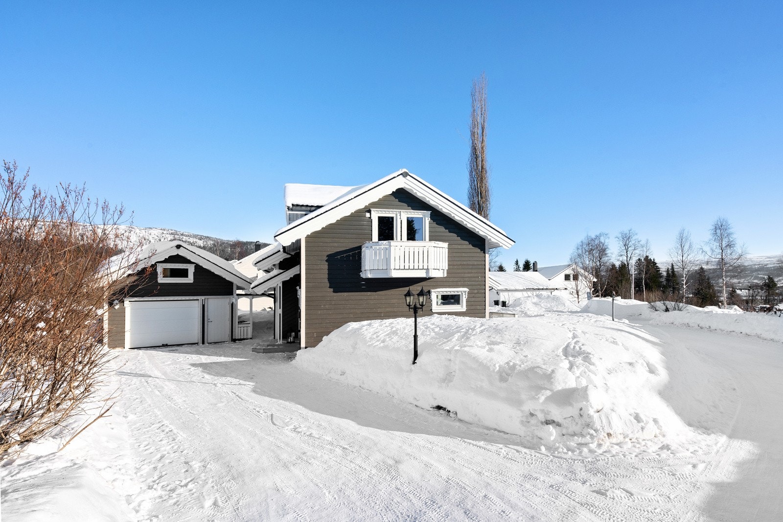 Med eiendommen følger en flott enebolig fra 1991 og enkel garasje med mye bodplass. Galleribilde
