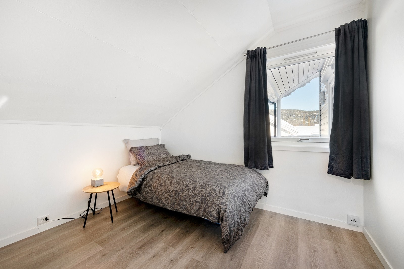 Soverom 2 av 5. Det ble i 2019 lagt nytt gulv og malt opp overflater på tre av soverommene i 2.etasje. Galleribilde