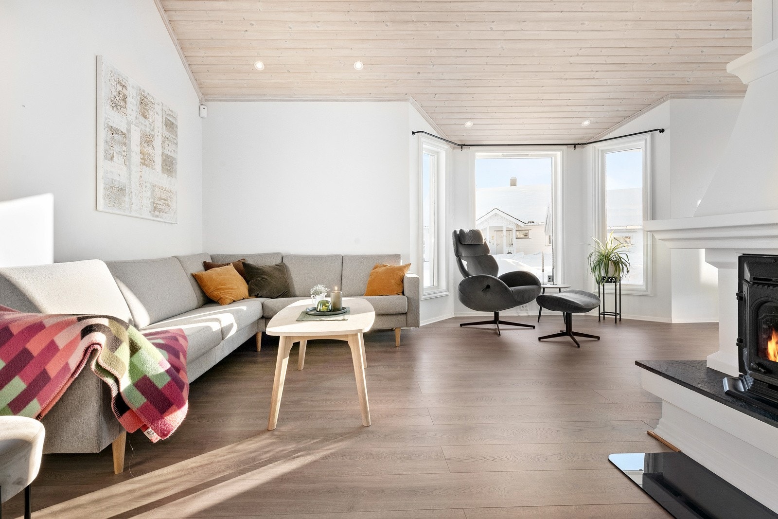 Boligen holder en gjennomgående moderne stil med laminat på gulv og behagelige fargevalg på vegger. Galleribilde