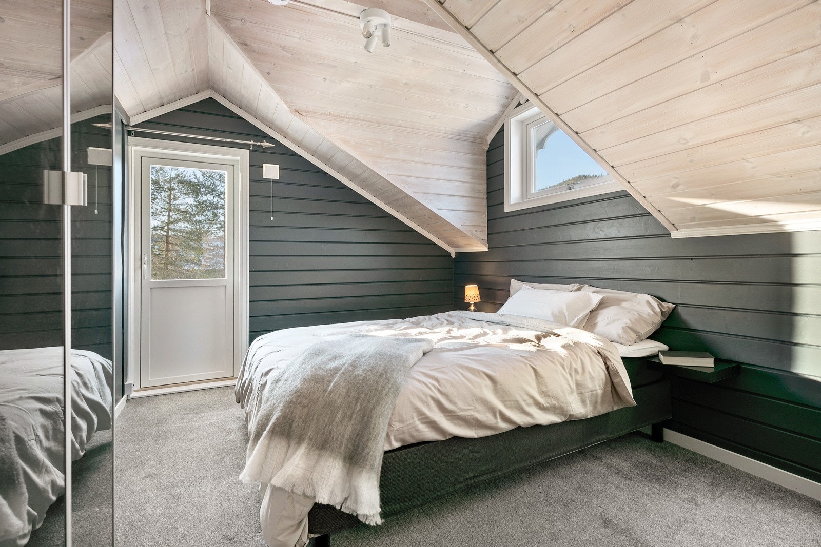 Soverom 4 av 5. Utgang til liten luftebalkong på ca. 2,5 m2. Galleribilde