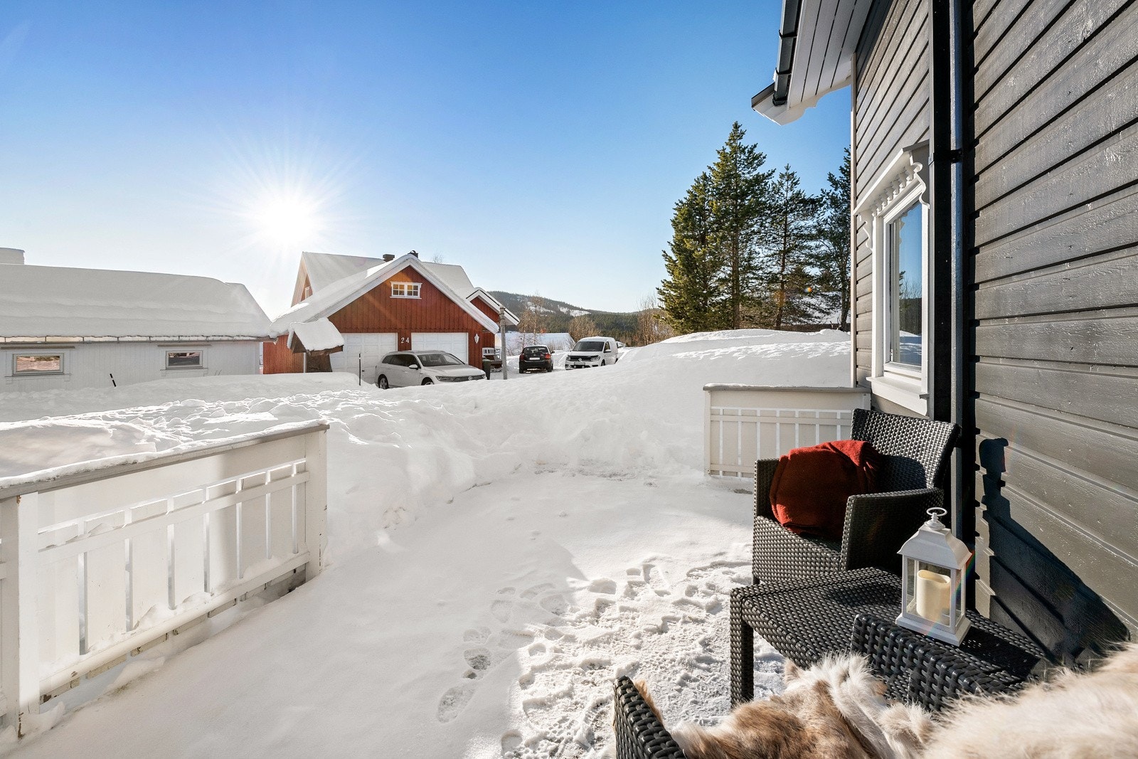 Terrasse på ca. 12,5 m2. med fine sol- og utsynsforhold mot nærliggende bebyggelse og omkringliggende fjell. Galleribilde