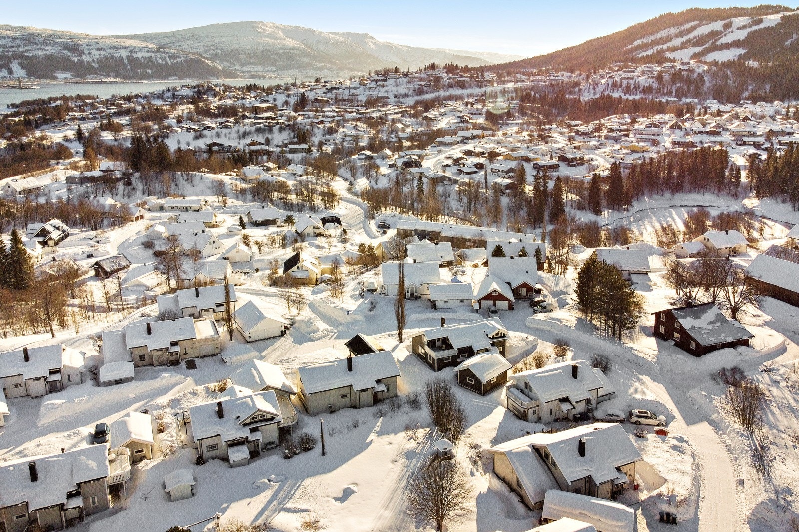 Eiendommen ligger også med umiddelbar nærhet til fine tur- og friluftsområder på Ytteren-fjellet samt heller ikke langt fra Skillevollen Idrettspark på Båsmoen. Galleribilde