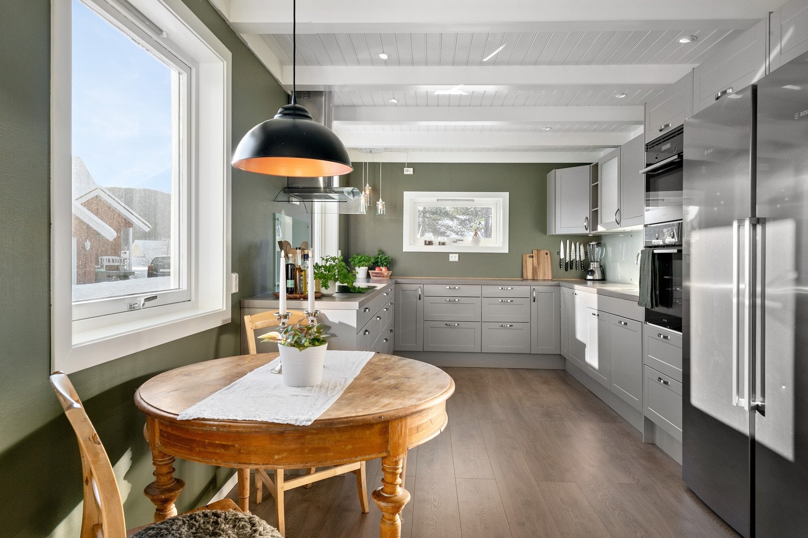 Kjøkkenet ble skiftet i 2017 og er praktisk utformet. Rikelig med både skap og benkeplass. Galleribilde