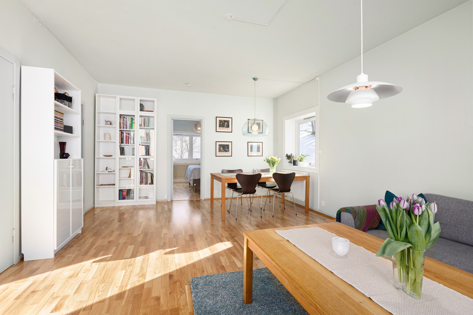 Stua er på ca. 27 kvm så her har du god plass til stort spisebord Galleribilde