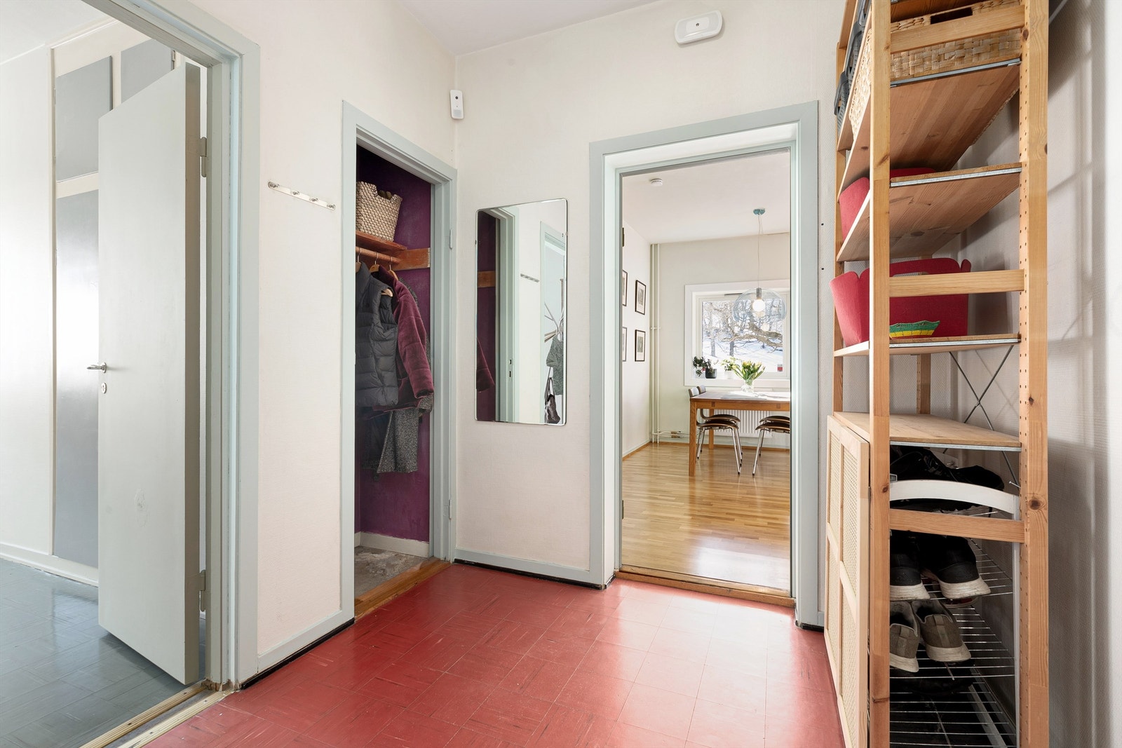 Romslig entré Galleribilde