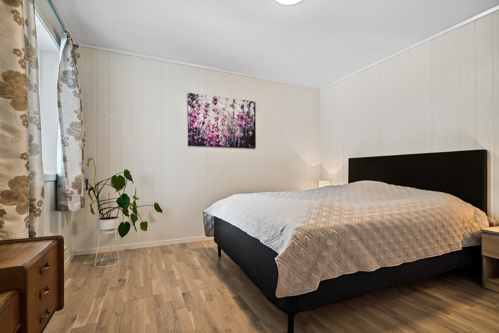 Hovedsoverommet har 2 meter garderobe og god størrelse Galleribilde