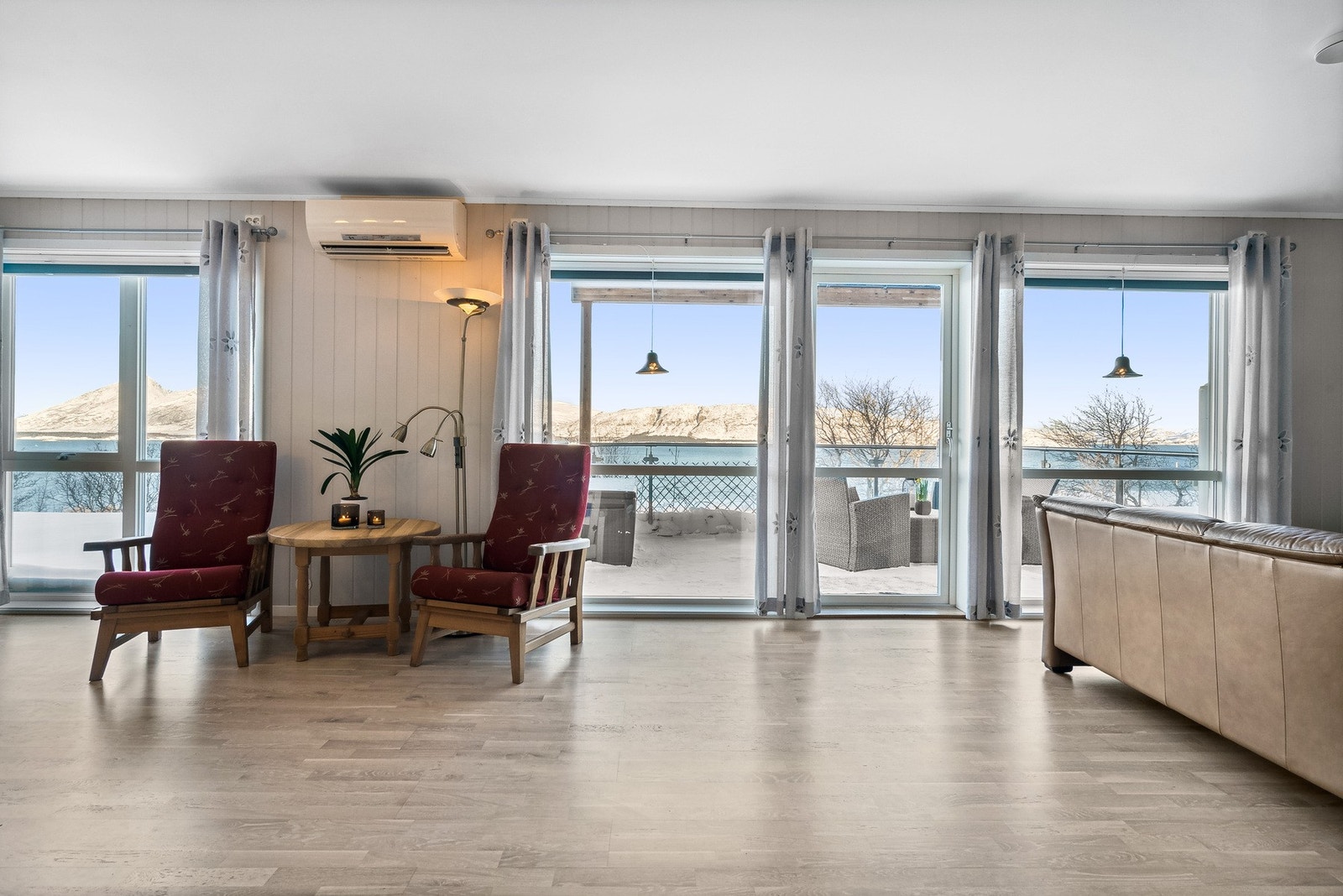 Se på den flotte utsikten gjennom de store vindusflatene! Galleribilde