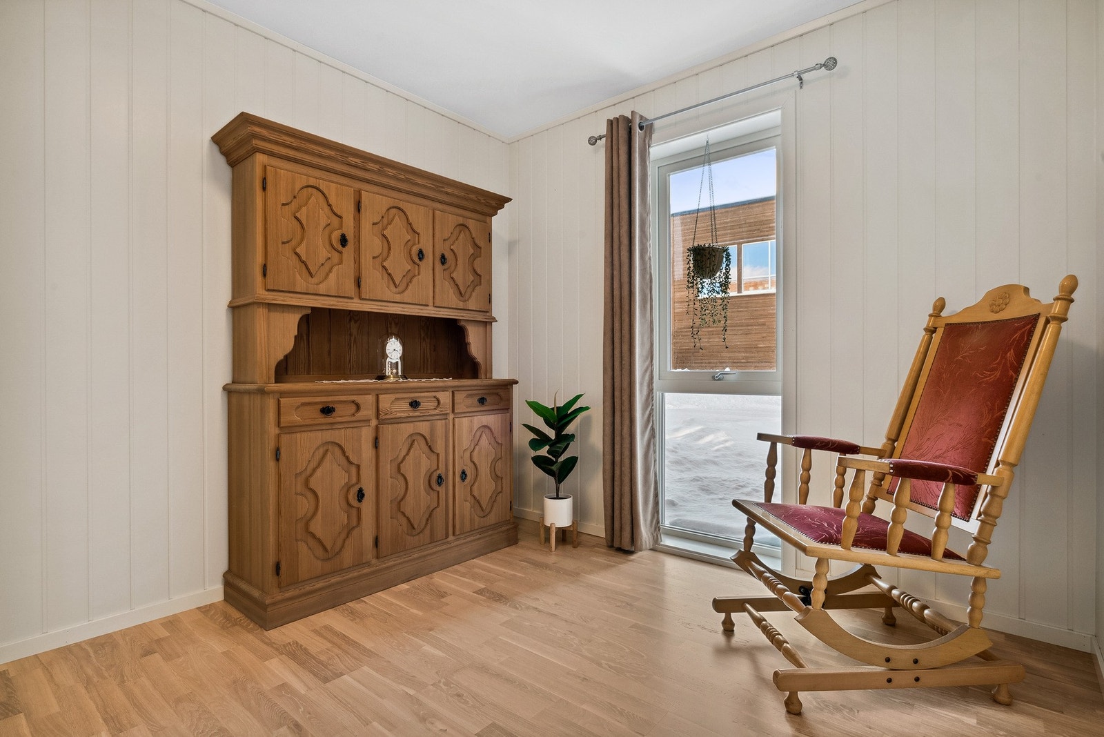 Det siste soverommet har også mulighet for garderobe bak døren og godt med lys inn gjennom det lange vinduet Galleribilde
