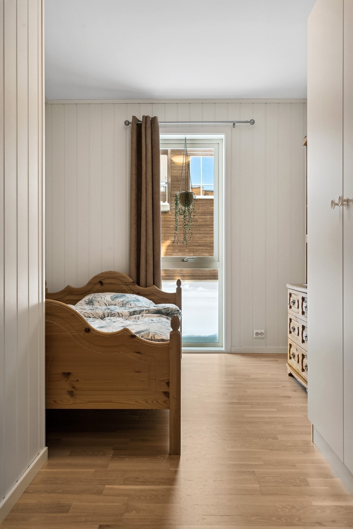 Dette soverommet har en smalere adkomst, men god plass til både seng og skrivebord Galleribilde