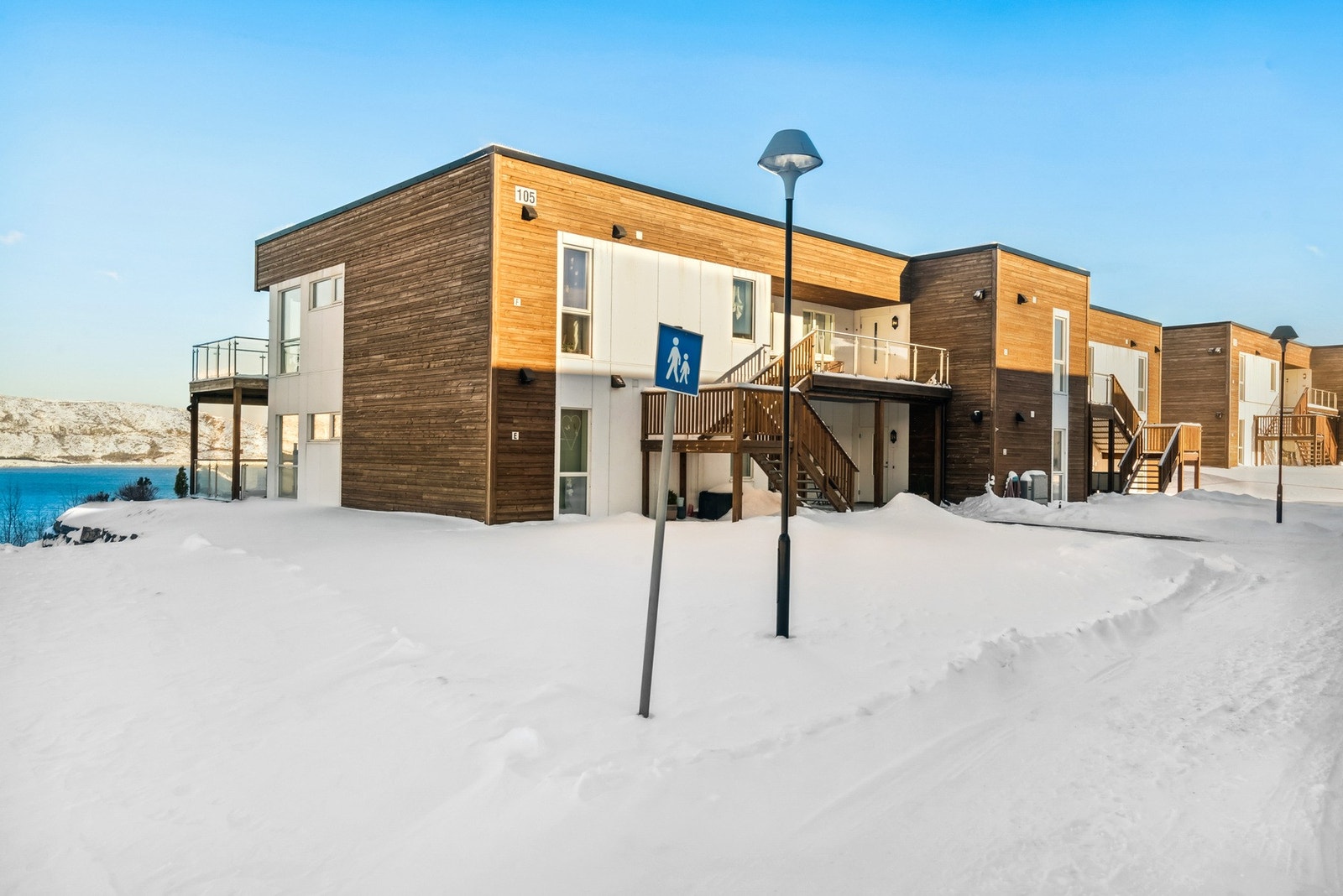 Lyngåsen Panorama fordeler seg på fire bygg hvor tre ligger langs kanten mot havet og oppe på garasjeanlegget er det også flere leiligheter - Det medfølger dedikert parkeringsplass til denne leiligheten og det er mulig å få etablert EL-billader om ønskeli Galleribilde