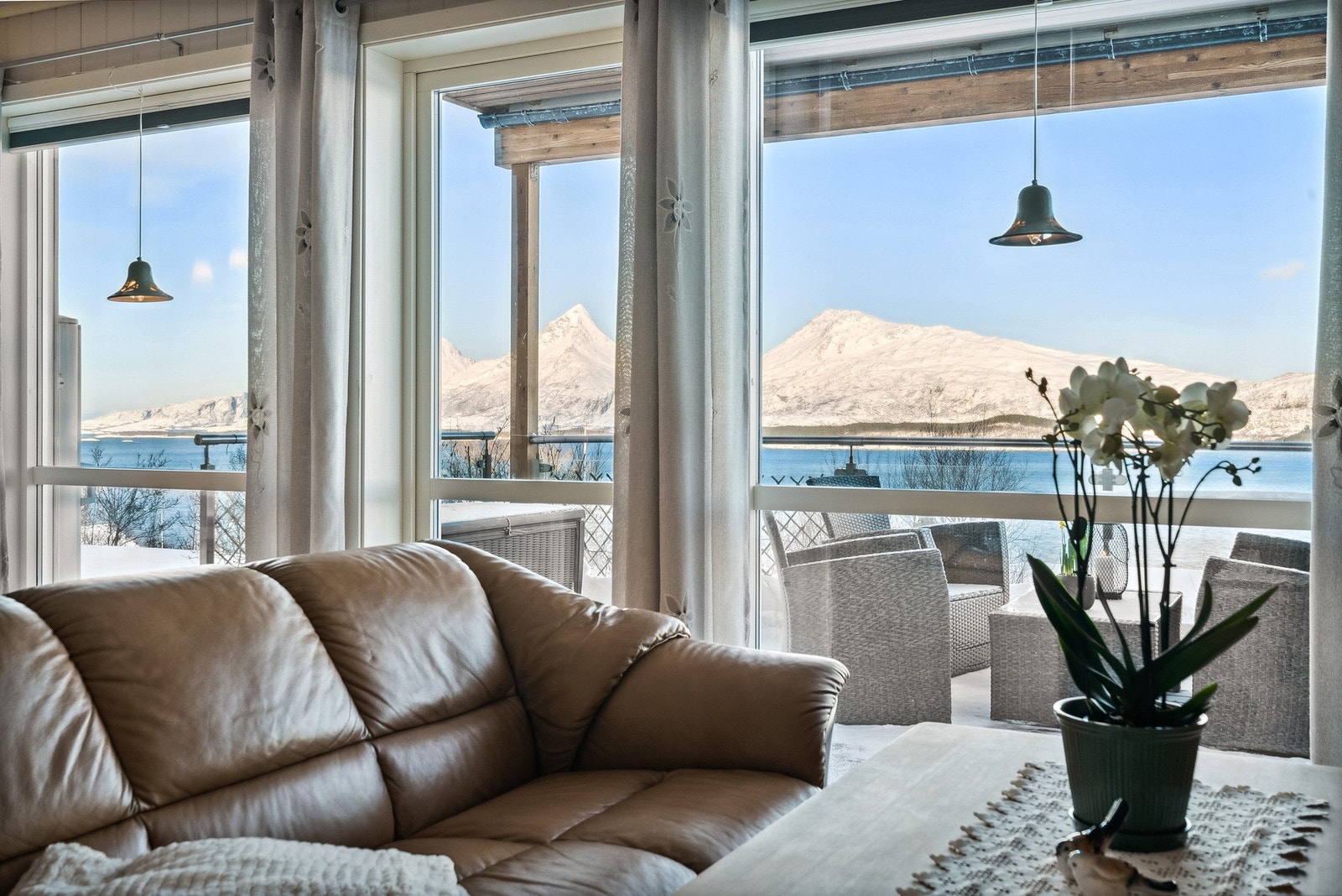 Leiligheten ligger så flott til fremme på kanten av Lyngåsen, og du har rusleavstand til flere nærbutikker, bussholdeplass, solarium og treningssenter Galleribilde
