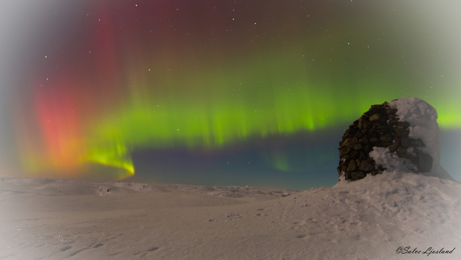 Nabolaget. Nordlys på Skoræ.
Foto: Salve Ljosland
Akkurat denne kvelden og dagen etter ville det vært et tydelig nordlys sett fra stuevinduene på Grønlihøgda 3 Galleribilde