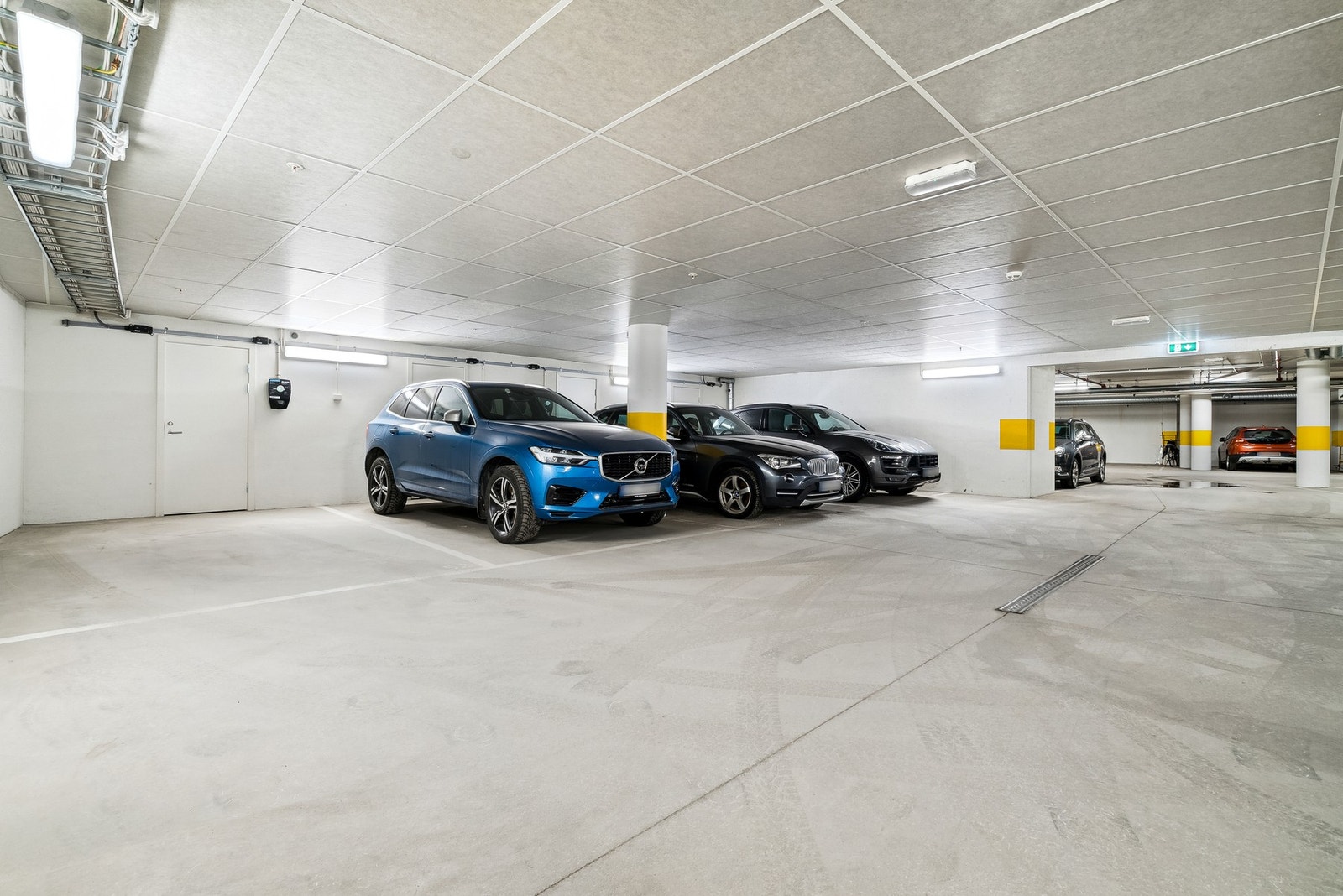 Garasjeplass med elbil- lader, i oppvarmet garasjeanlegg. Galleribilde