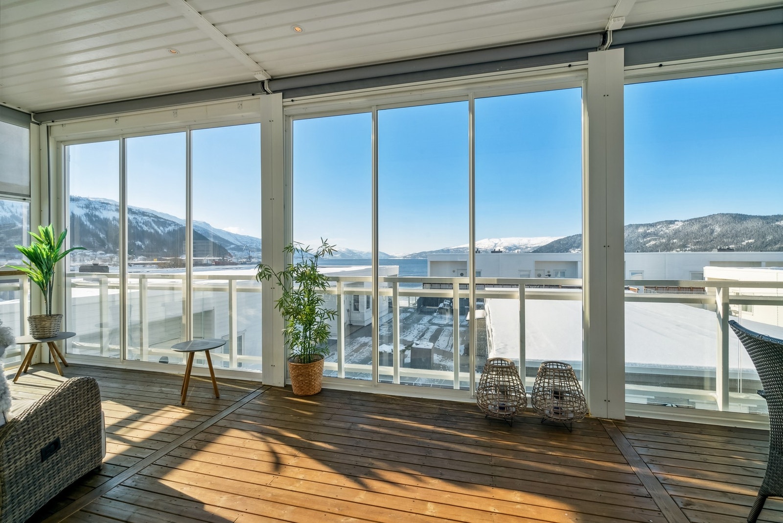 Innglasset balkong med spotter i taket og varmelamper. Flott utsikt og gode solforhold Galleribilde