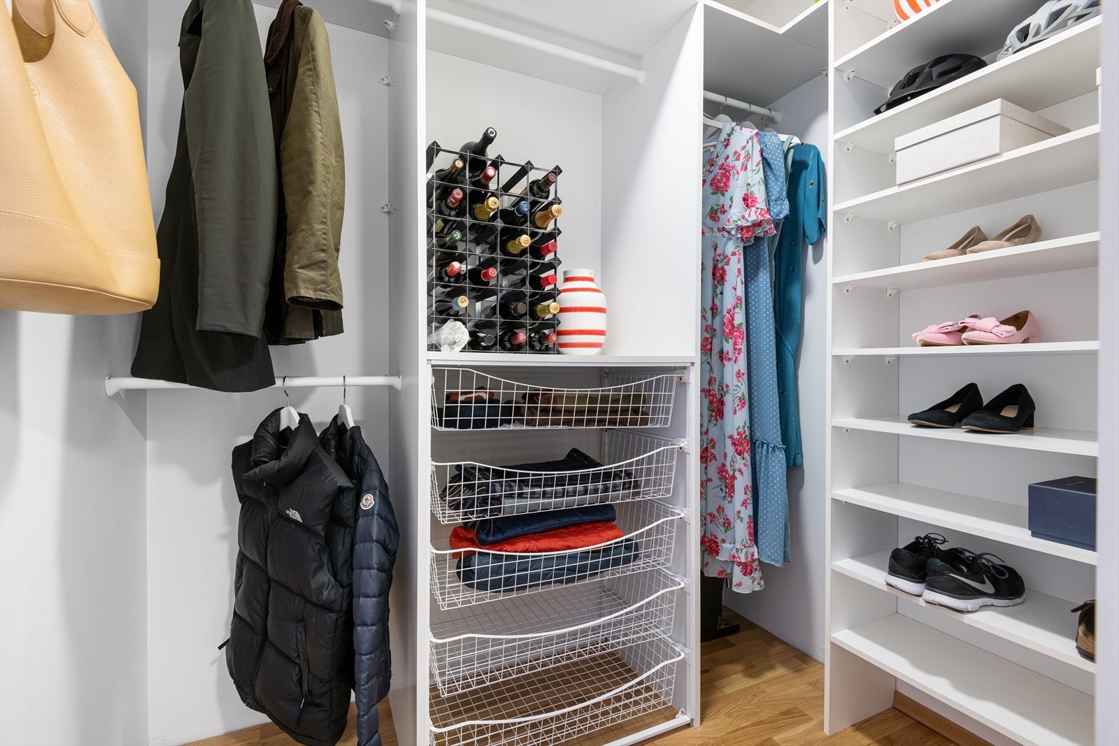 - Fra entréen har du tilgang til et praktisk omkledningsrom for ekstra oppbevaring - Galleribilde