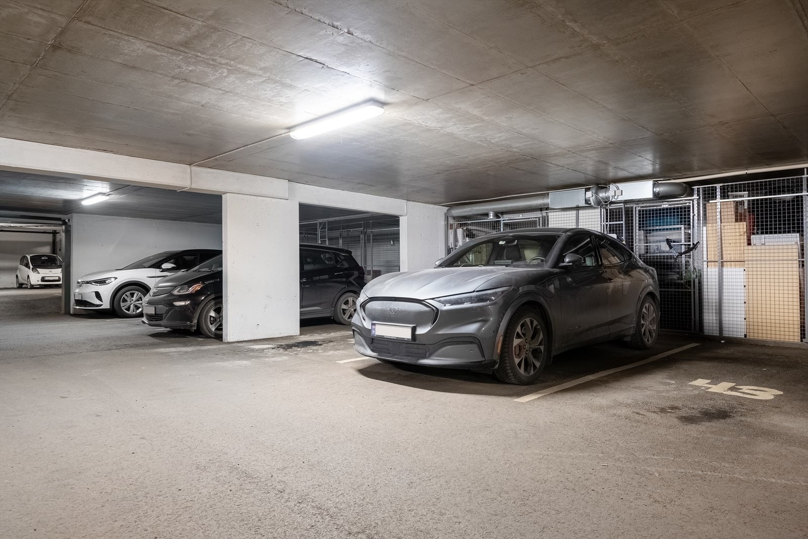 - Det medfølger garasjeplass i oppvarmet anlegg med heistilgang. Det er montert EL-billader - Galleribilde