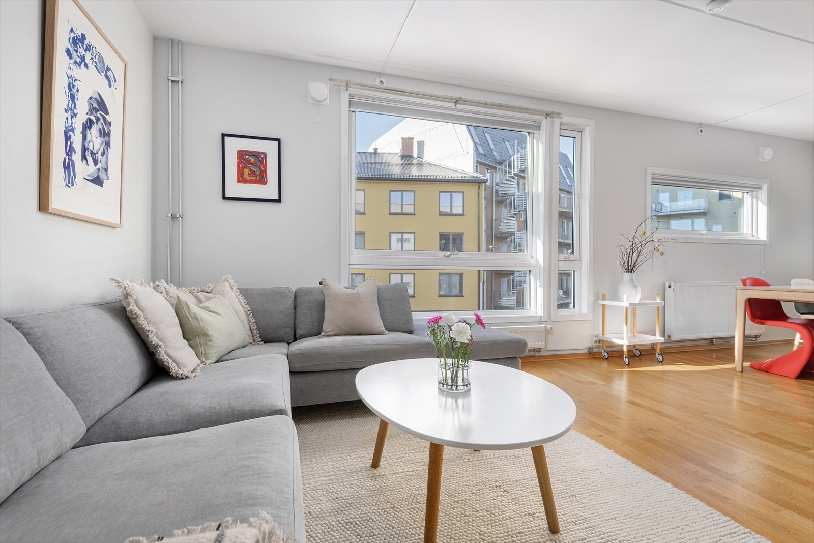 - De store vindusflatene bidrar til flotte innvendige lysforhold. Vinduene har praktiske plisségardiner - Galleribilde